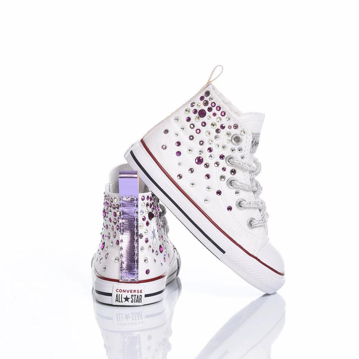 Sneakers bianche alte con borchie viola, stile casual abbigliamento premaman moda donna.