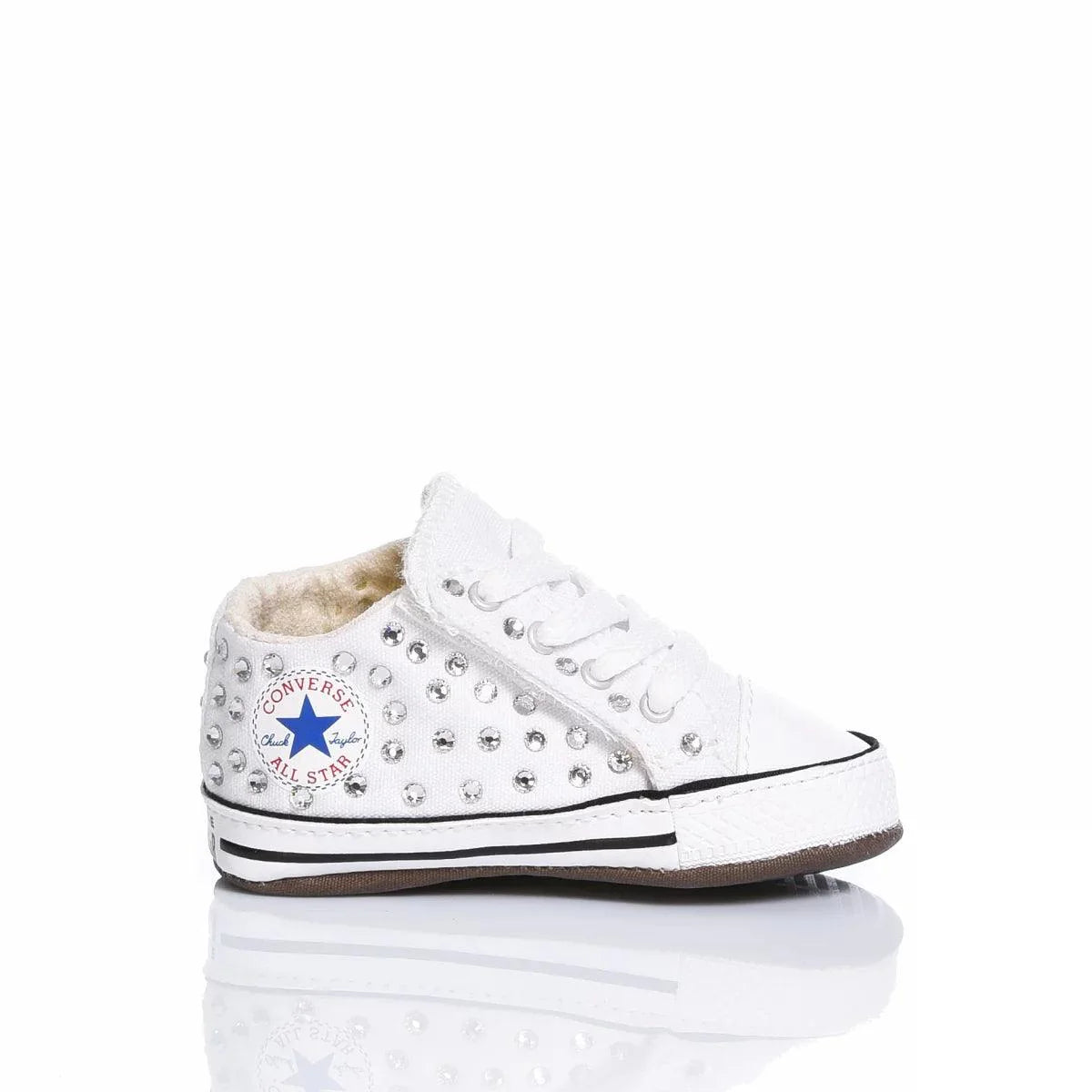 Scarpa premaman bianca con borchie argento, ideale per abbigliamento premaman casual.