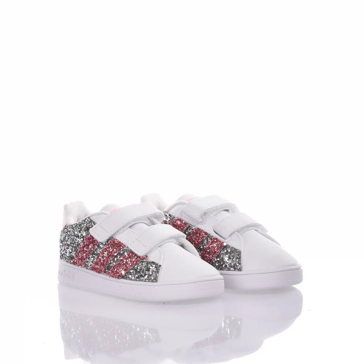 Scarpe bianche bambina con dettagli glitter argento e rosa, chiusura a strappo, su sfondo bianco