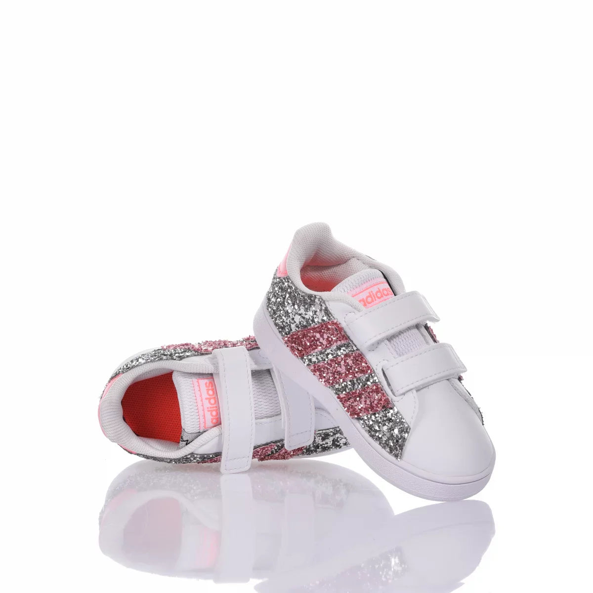 Scarpe bianche bambina con glitter rosa e argento, chiusura a strappo, su sfondo bianco.