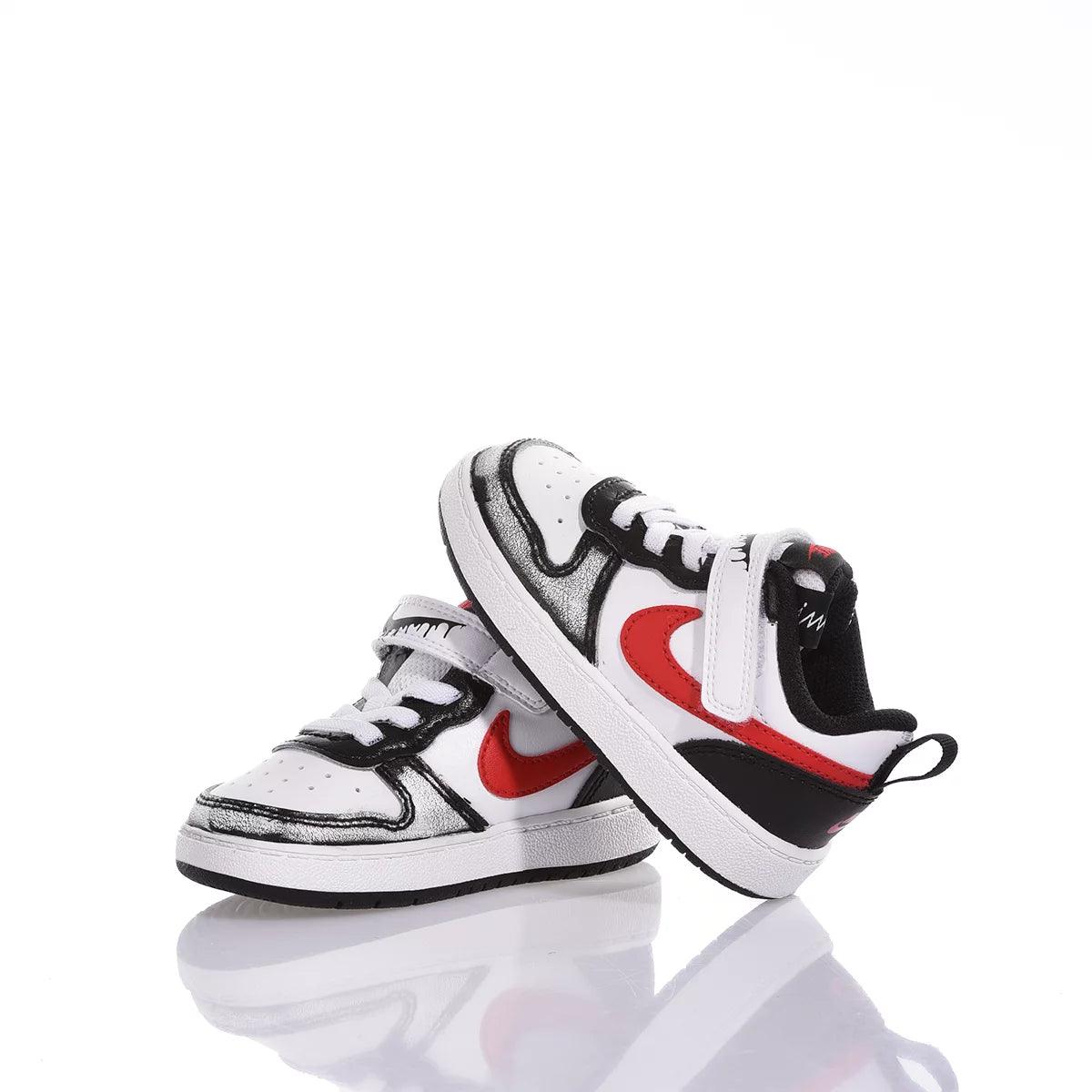 Scarpe sportive bimbo bianche con dettagli neri e rossi, chiusura in velcro.