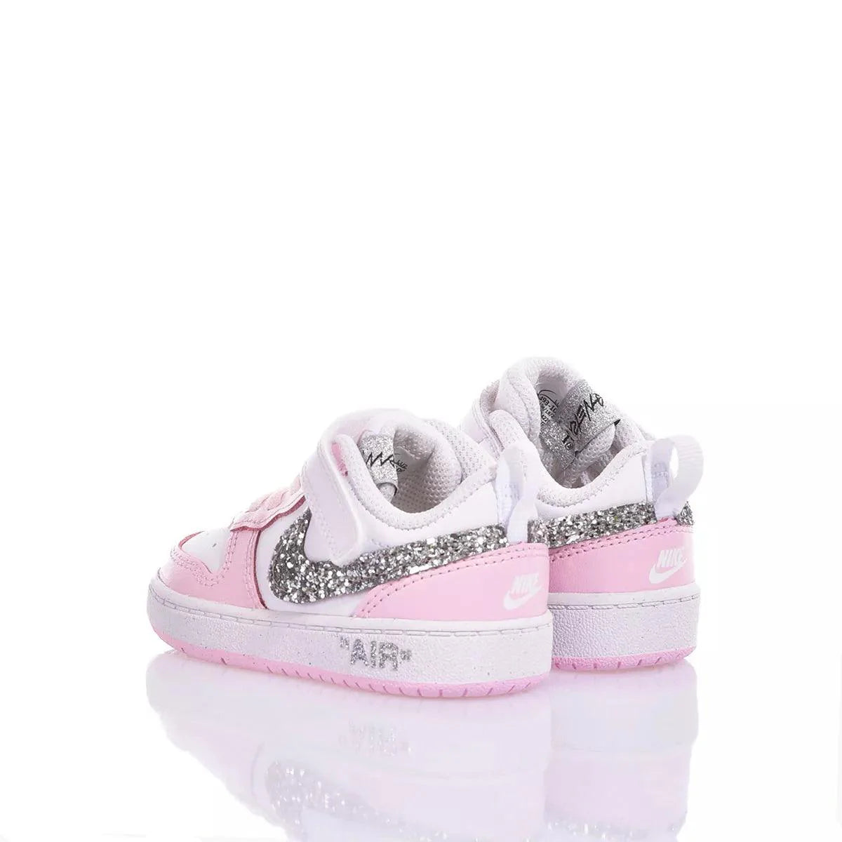 Scarpe sportive rosa e bianche per bambini, ideali per outfit premaman alla moda
