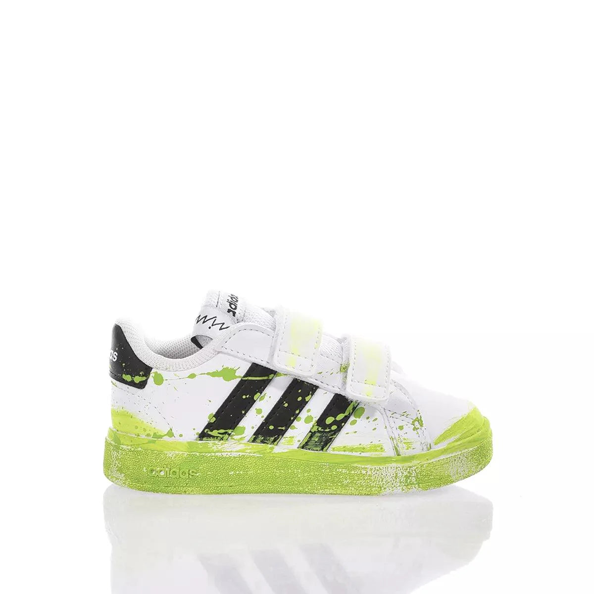 Scarpa bambino bianca con dettagli verde fluo, ideale per abbigliamento premaman trendy