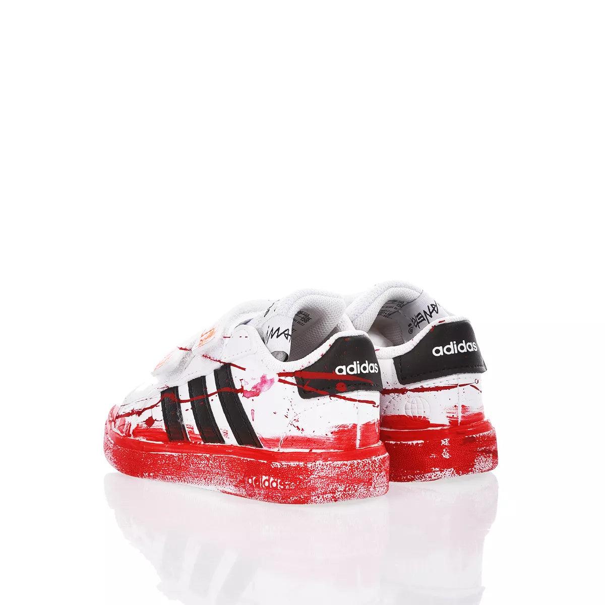 Scarpe sportive bianche con dettagli rossi e neri, non abbigliamento premaman