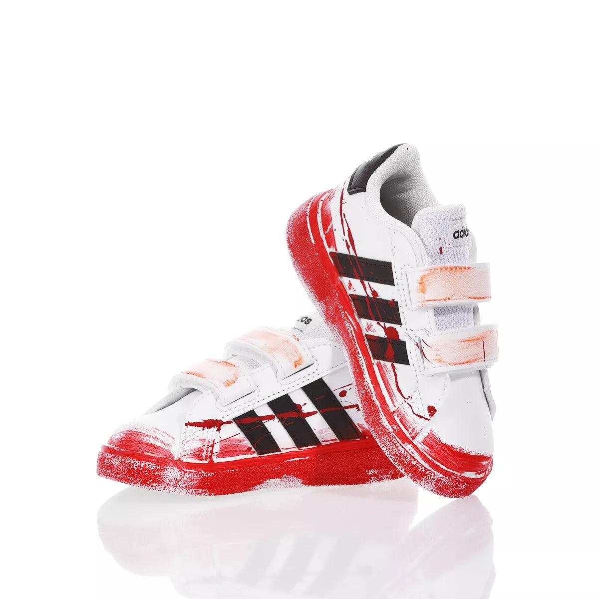 Sneakers bianche con dettagli rossi e neri, adatte abbigliamento premaman casual