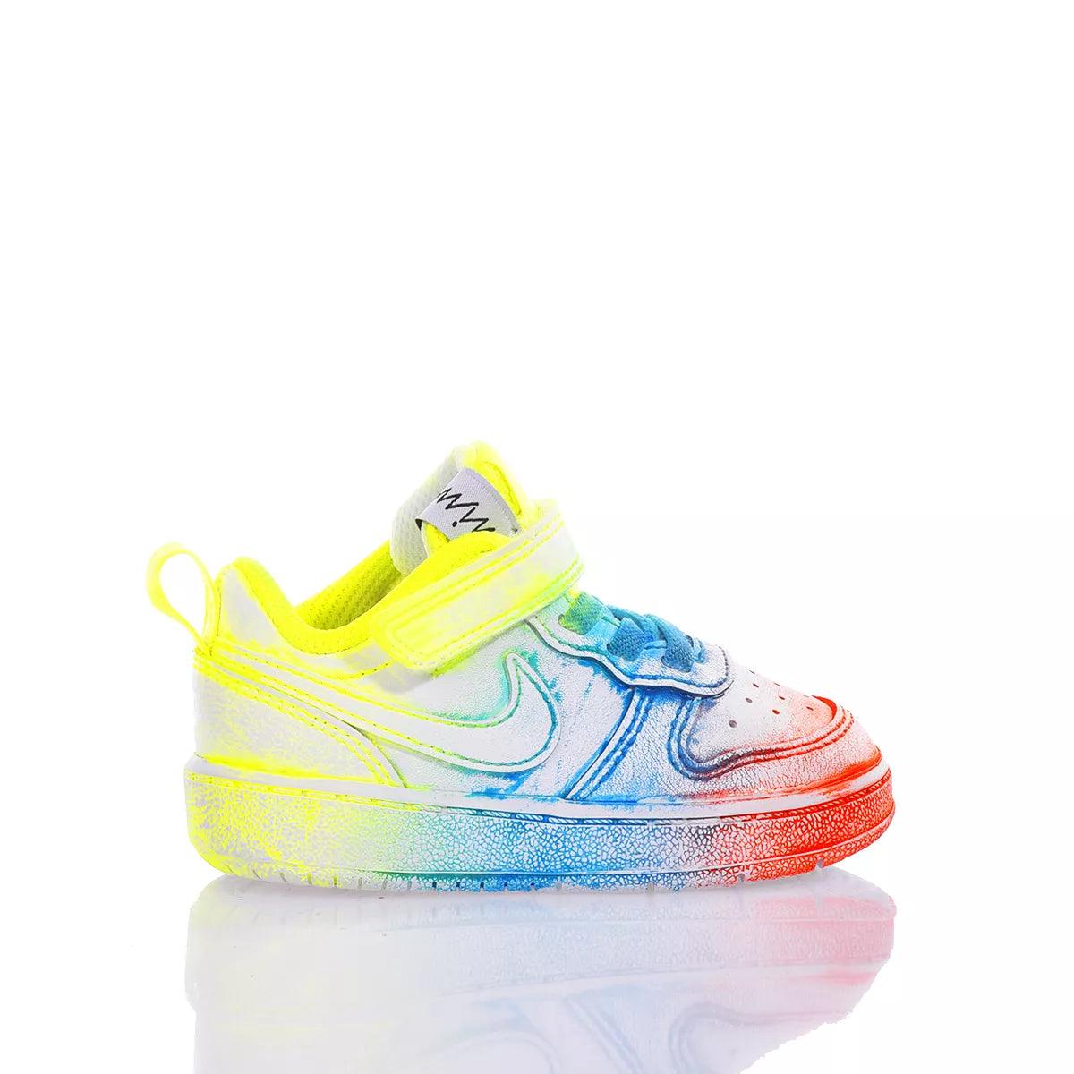Scarpa sportiva bimbo multicolore con chiusura a strappo, dettagli giallo, blu e rosso.