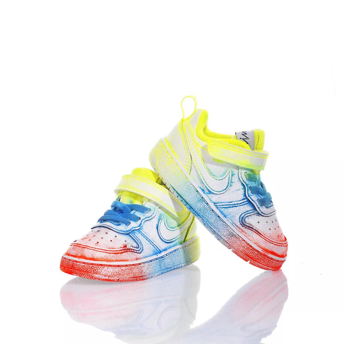 Scarpe sportive bambino multicolore con lacci blu, chiusura a strappo e dettagli fluo