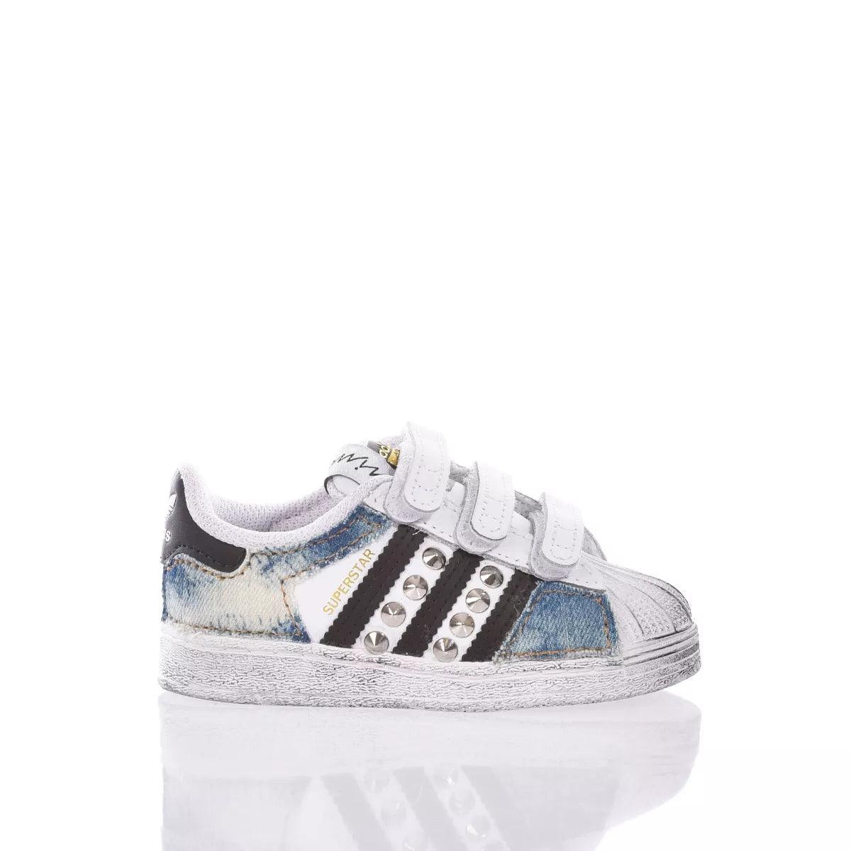 Scarpa bimbo denim e bianca con borchie, ideale per abbigliamento premaman e maternità