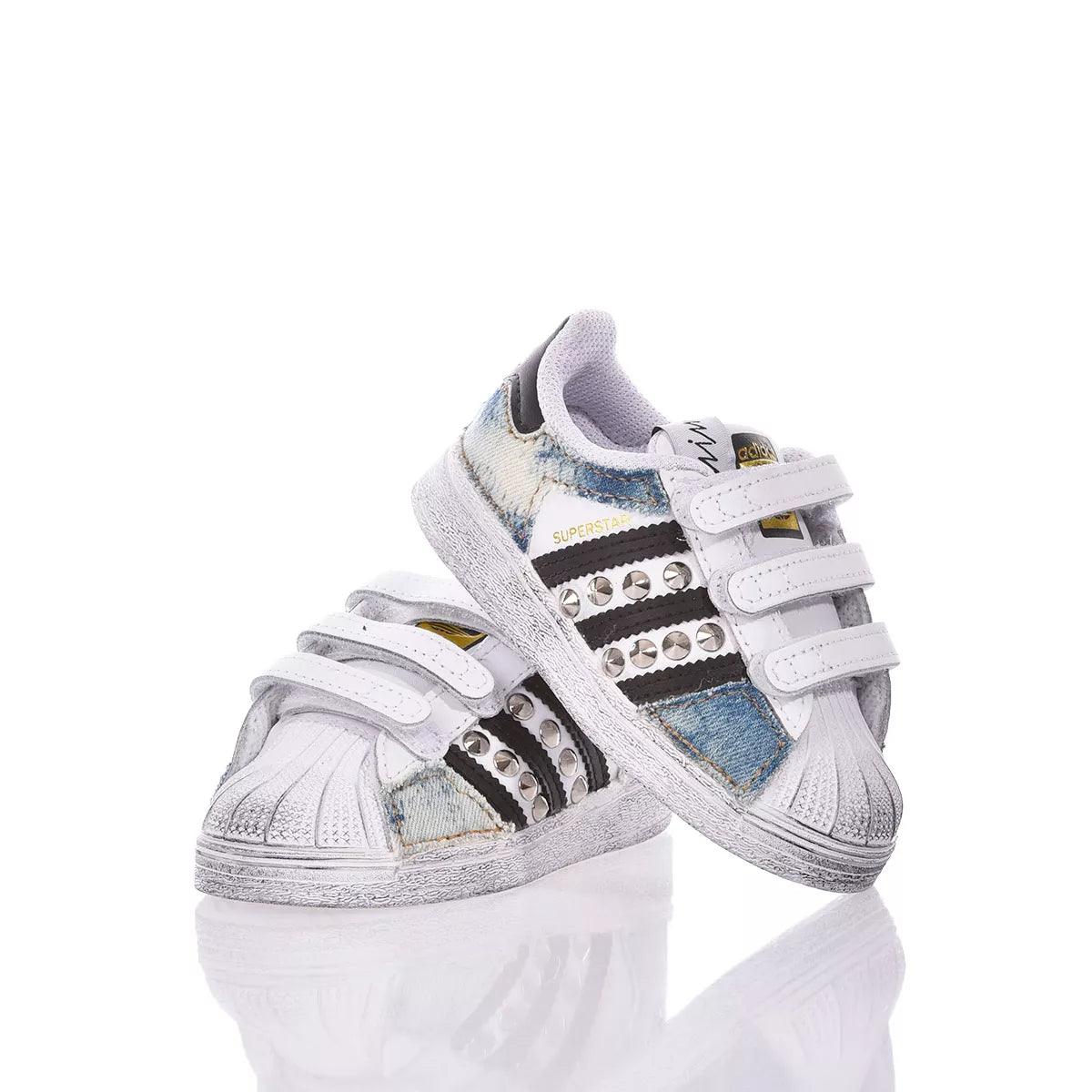 Sneakers bianche e denim per bambini con borchie, ideali per outfit premaman alla moda