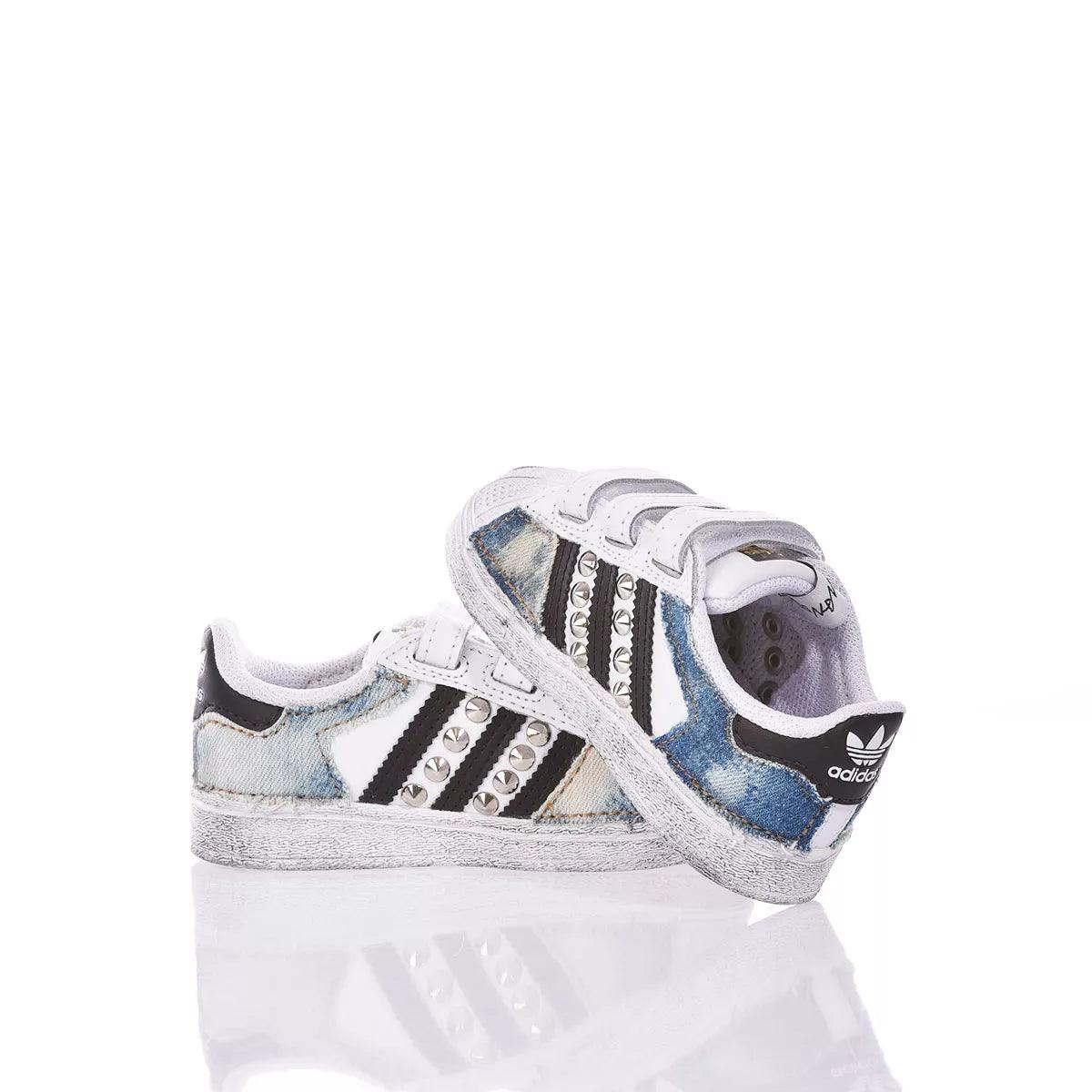 Scarpe casual in denim e pelle bianca, dettagli con borchie, moda premaman trendy
