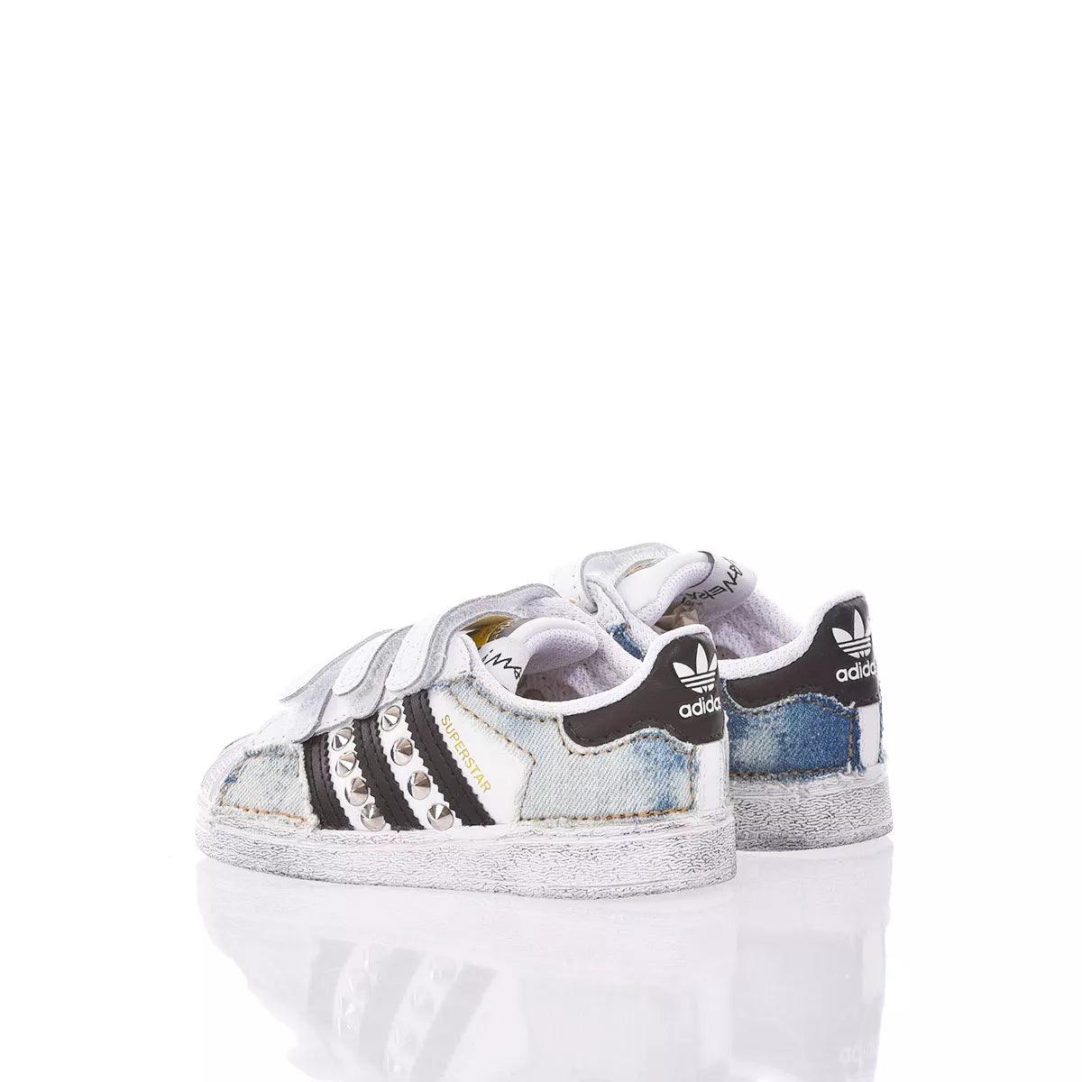 Scarpe bambino in denim con strappi, ideali per outfit premaman trendy e casual