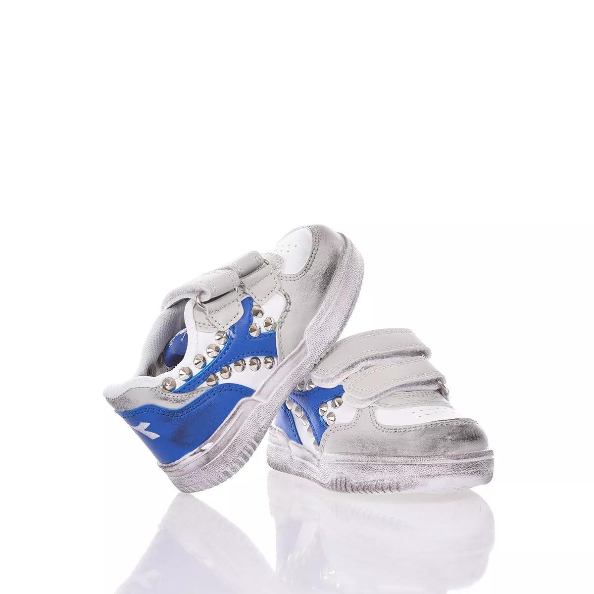 Scarpe bimbo sportive bianche e blu con strappi, ideali per outfit premaman bambino
