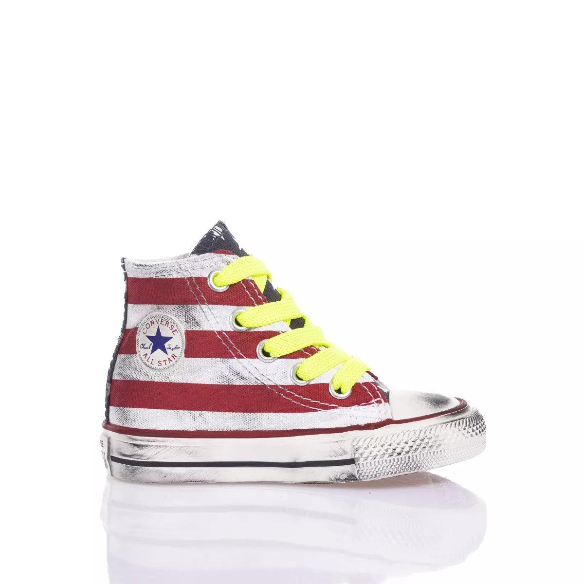 Sneaker alta bambino con righe rosse e lacci gialli, adatta a look premaman casual.