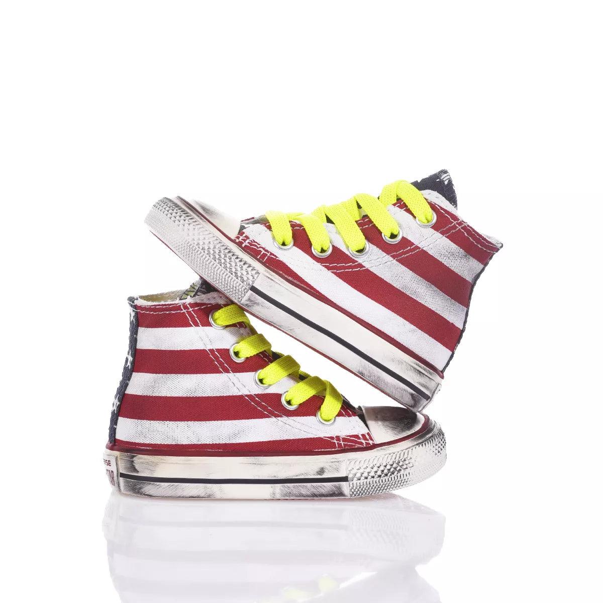 Sneakers bimbo stile bandiera USA con lacci gialli, ideale per look premaman alla moda.