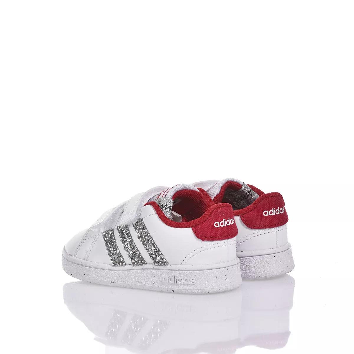 Scarpe bianche sportive con dettagli glitter argento e rosso, ideali per abbigliamento premaman casual.