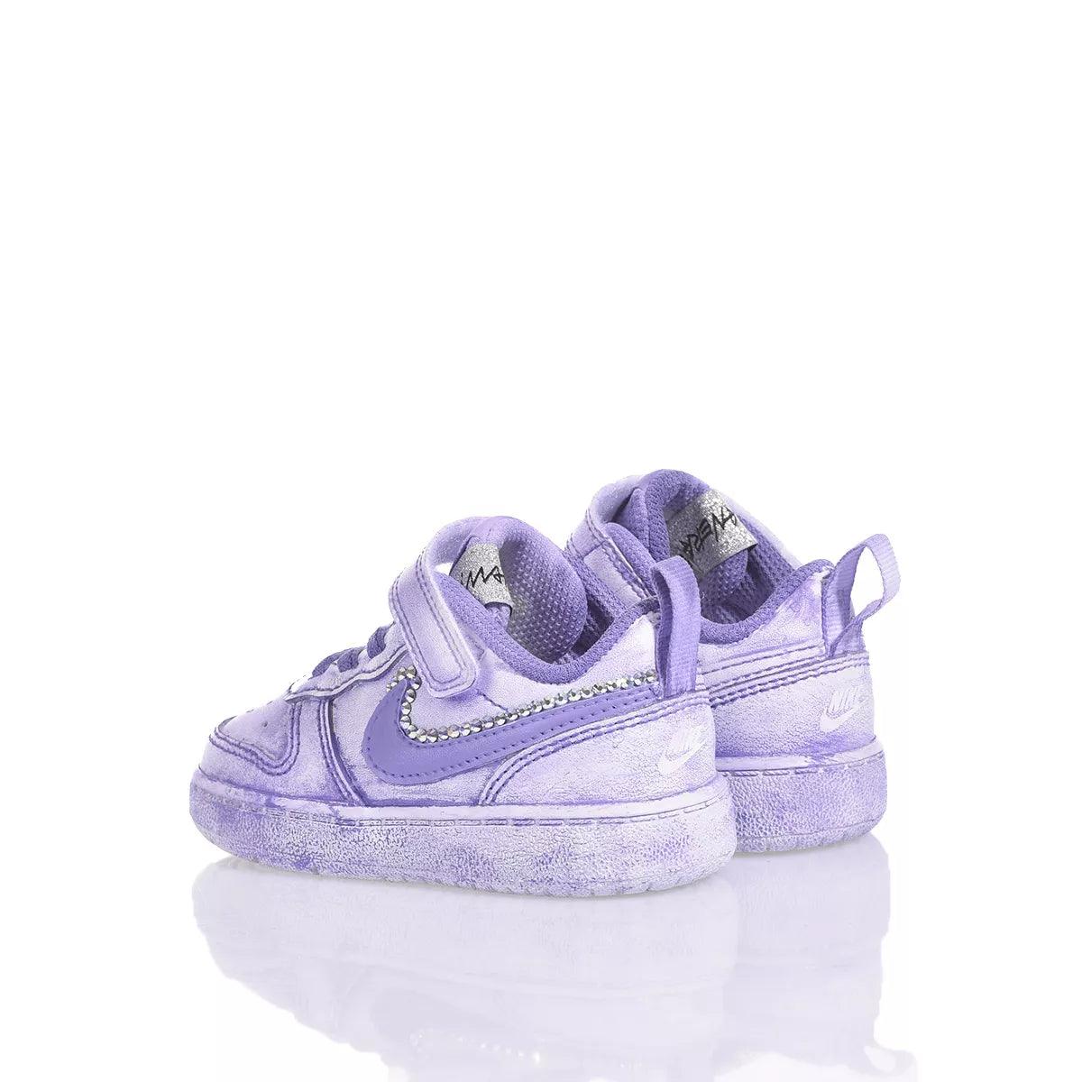 Scarpe sportive viola per neonati su sfondo bianco, accessori abbigliamento premaman