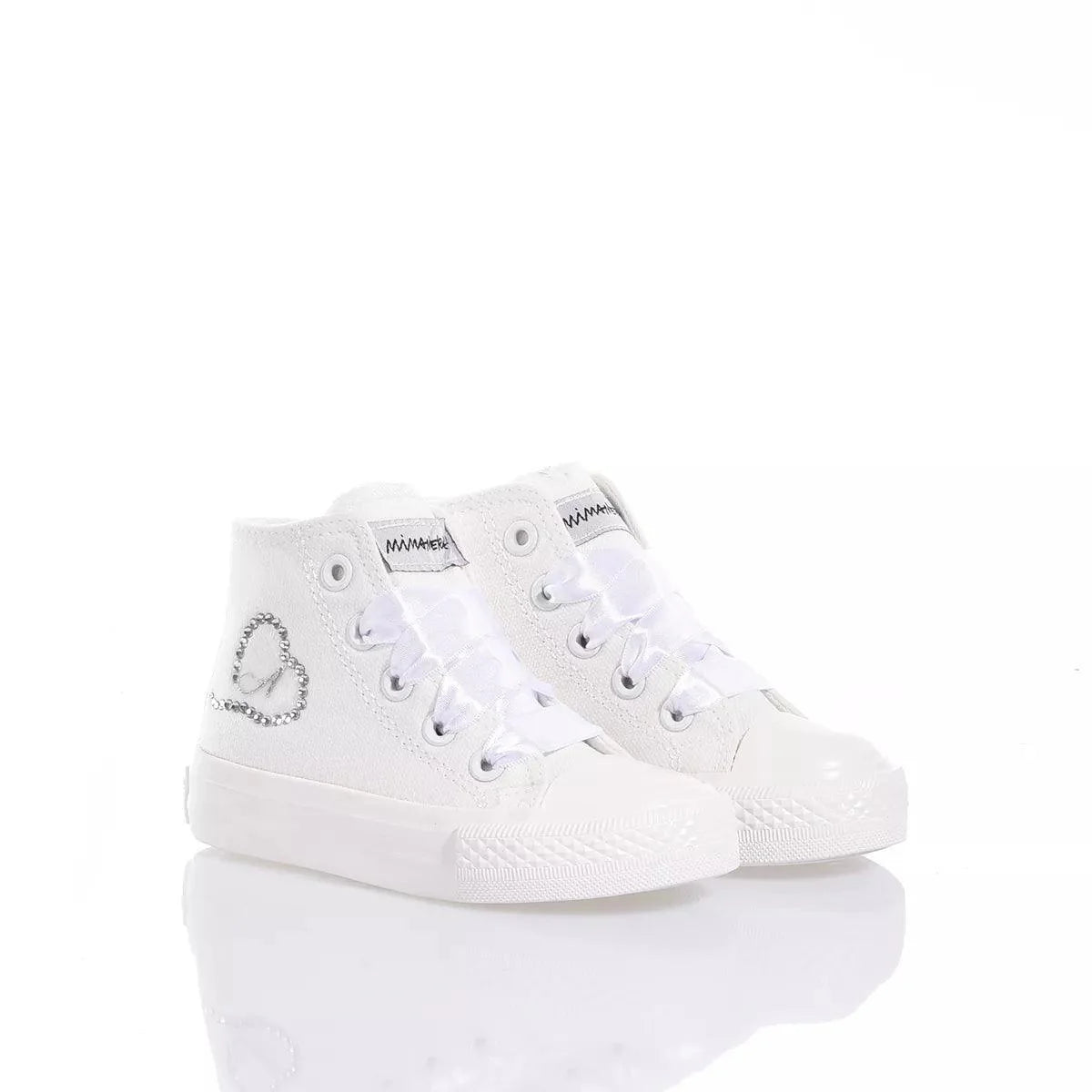 Sneakers bianche alte per bambini, perfette per outfit premaman mamma e bambino, dettaglio cuore