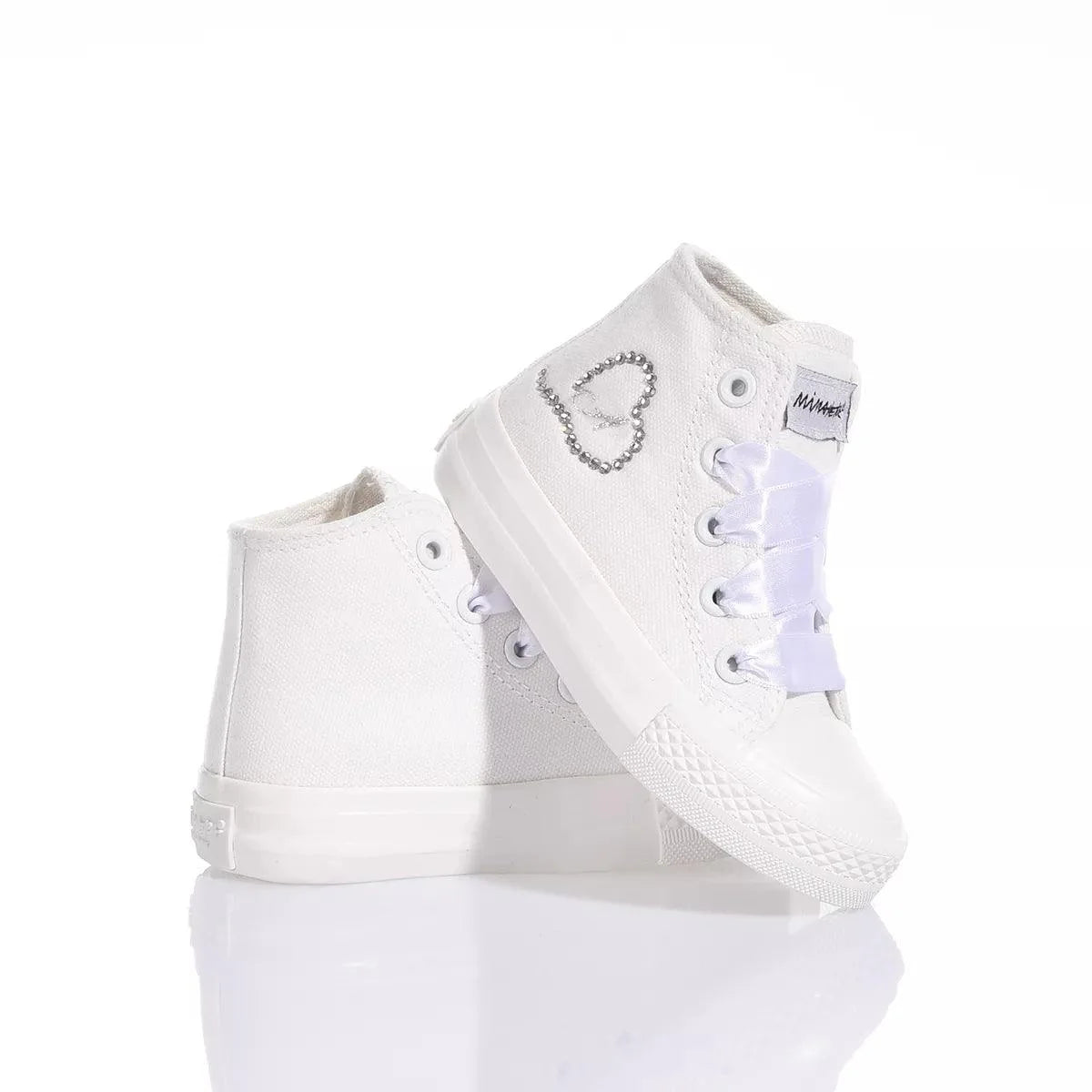 Sneakers bianche per bambina con cuore decorativo, accessorio abbigliamento premaman