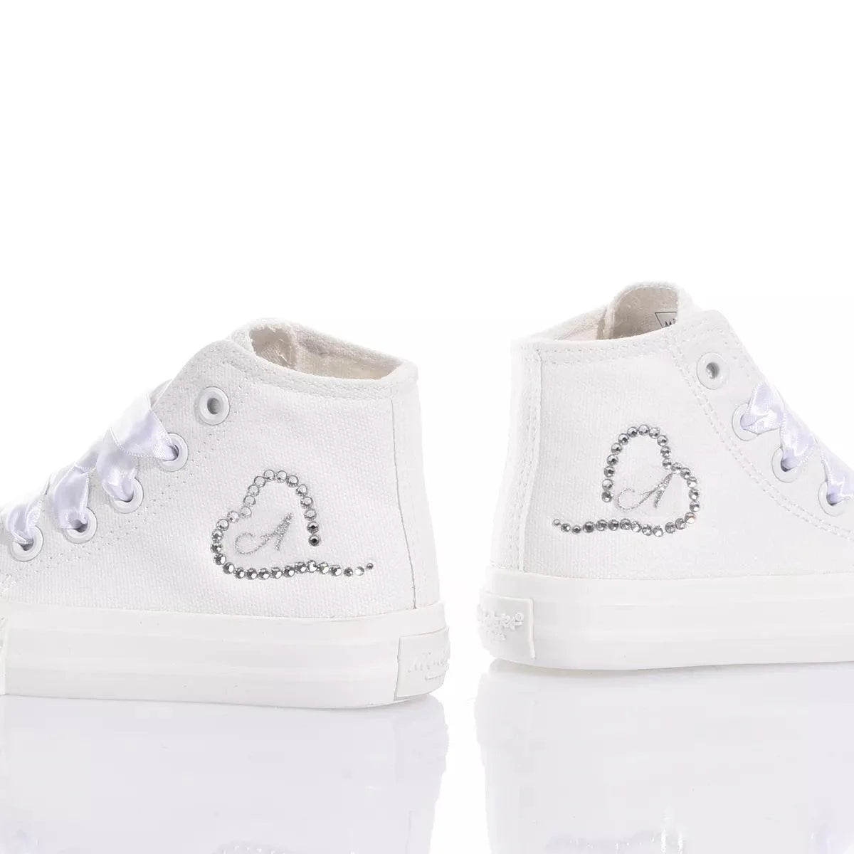 Sneakers bianche per premaman in tela con cuore di strass, ideali per abbigliamento premaman.