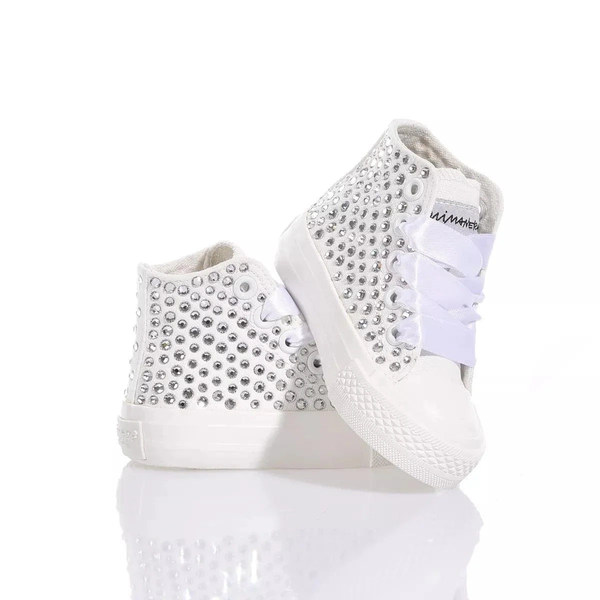 Sneakers bianche con borchie argentate, ideali per look abbigliamento premaman alla moda