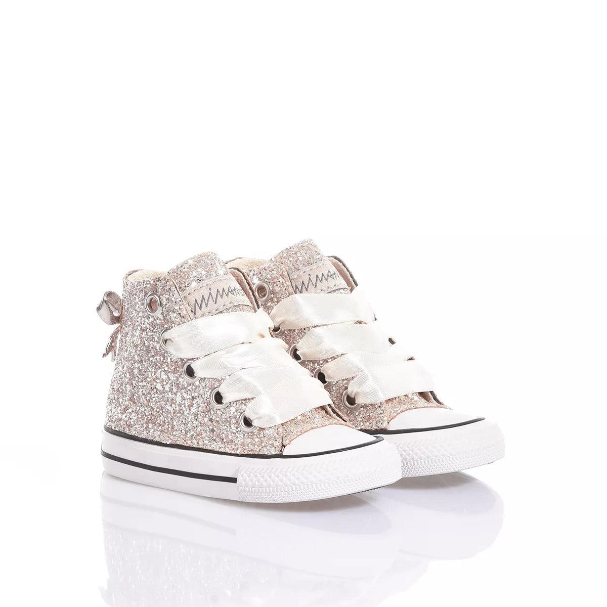 Scarpe sportive bambina glitterate con lacci in raso, abbinate a outfit premaman eleganti.
