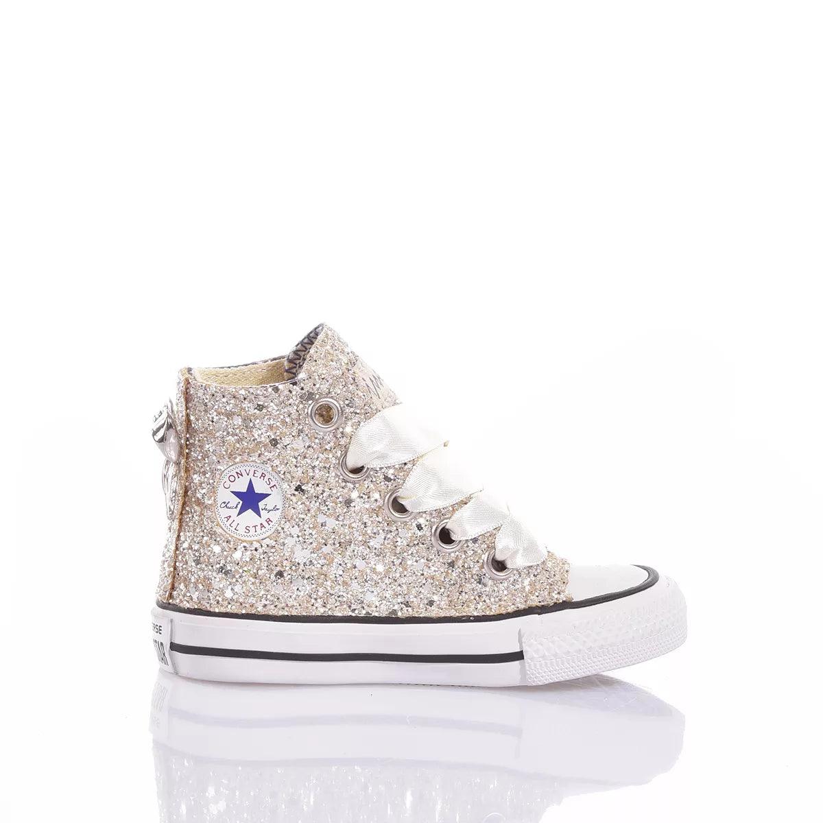 Sneaker glitterata da bambina con lacci bianchi, ideale per look premaman casual