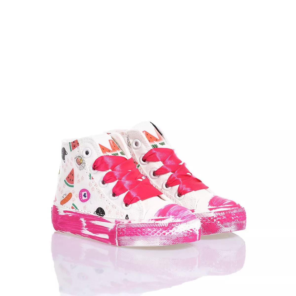 Sneakers bianche con fantasie colorate, lacci fucsia, perfette per look premaman casual