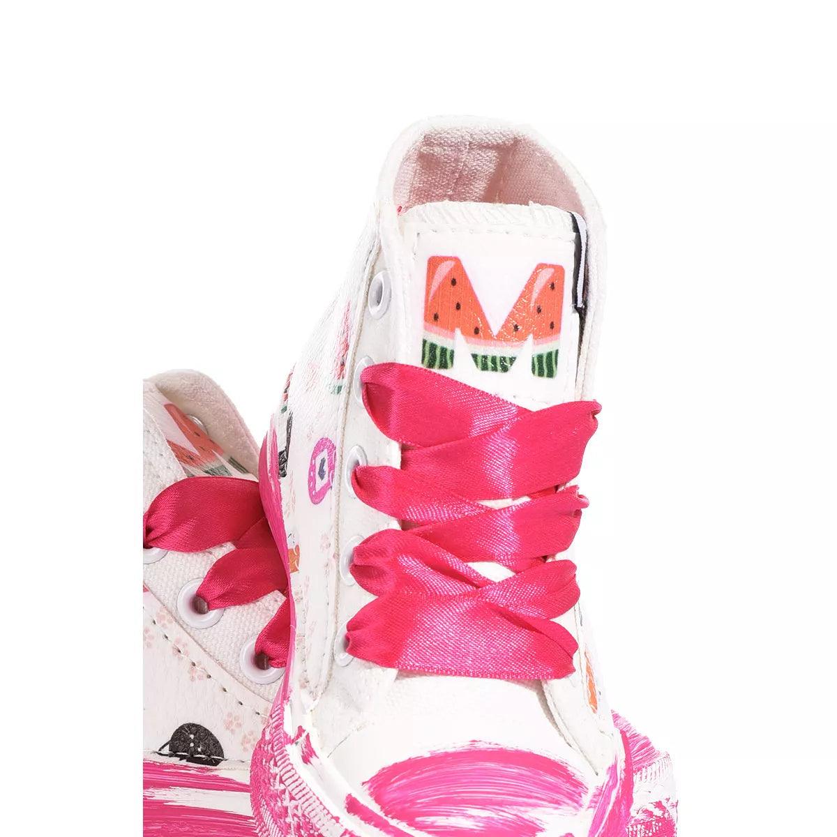 Sneaker bianca decorata con dettagli colorati, lacci fucsia; moda premaman casual e originale.