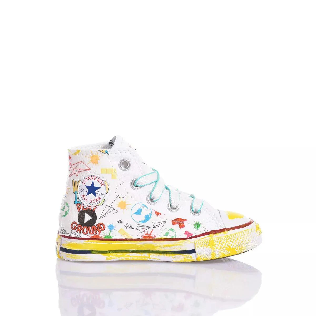 Sneaker alta bianca decorata con disegni colorati, scarpa casual, non abbigliamento premaman.