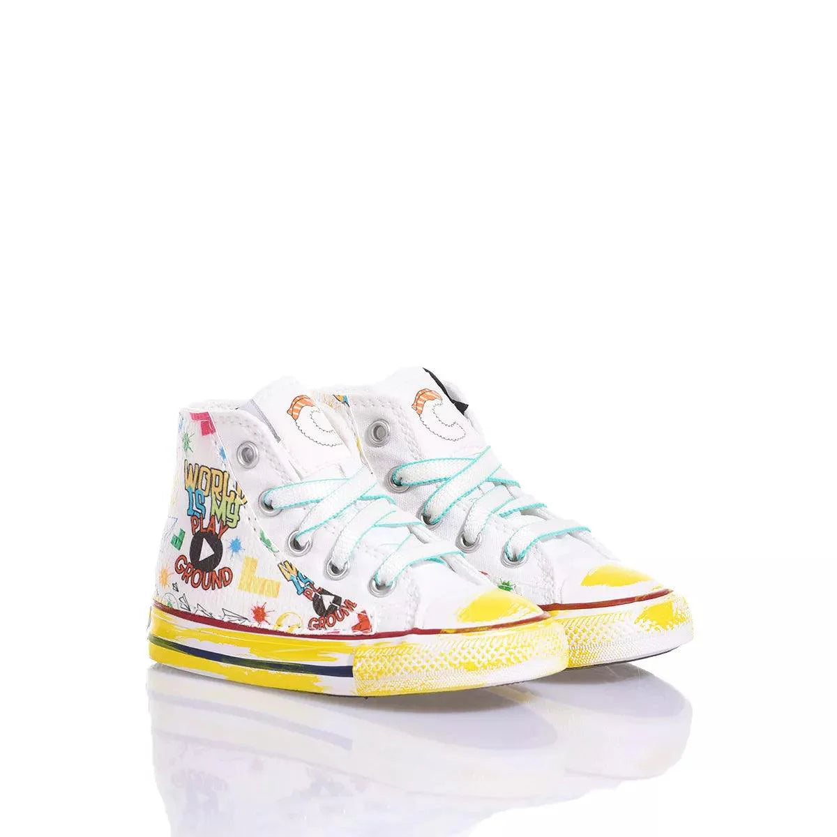 Scarpe bianche bambino fantasia colorata, adatte per outfit premaman alla moda