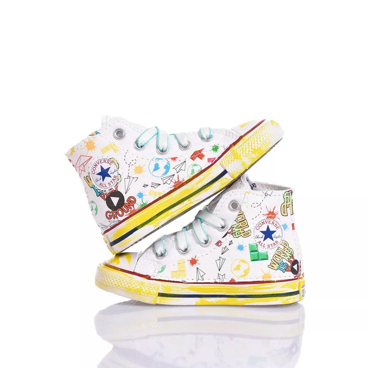 Scarpe ginnastica bimbo colorate ideale per outfit premaman casual, design fantasioso.