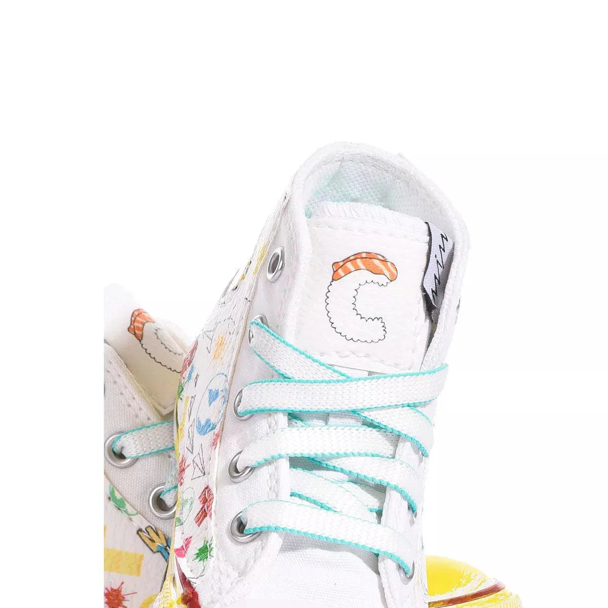 Sneaker bianca decorata con disegni colorati, ideale da abbinare ad abbigliamento premaman casual.