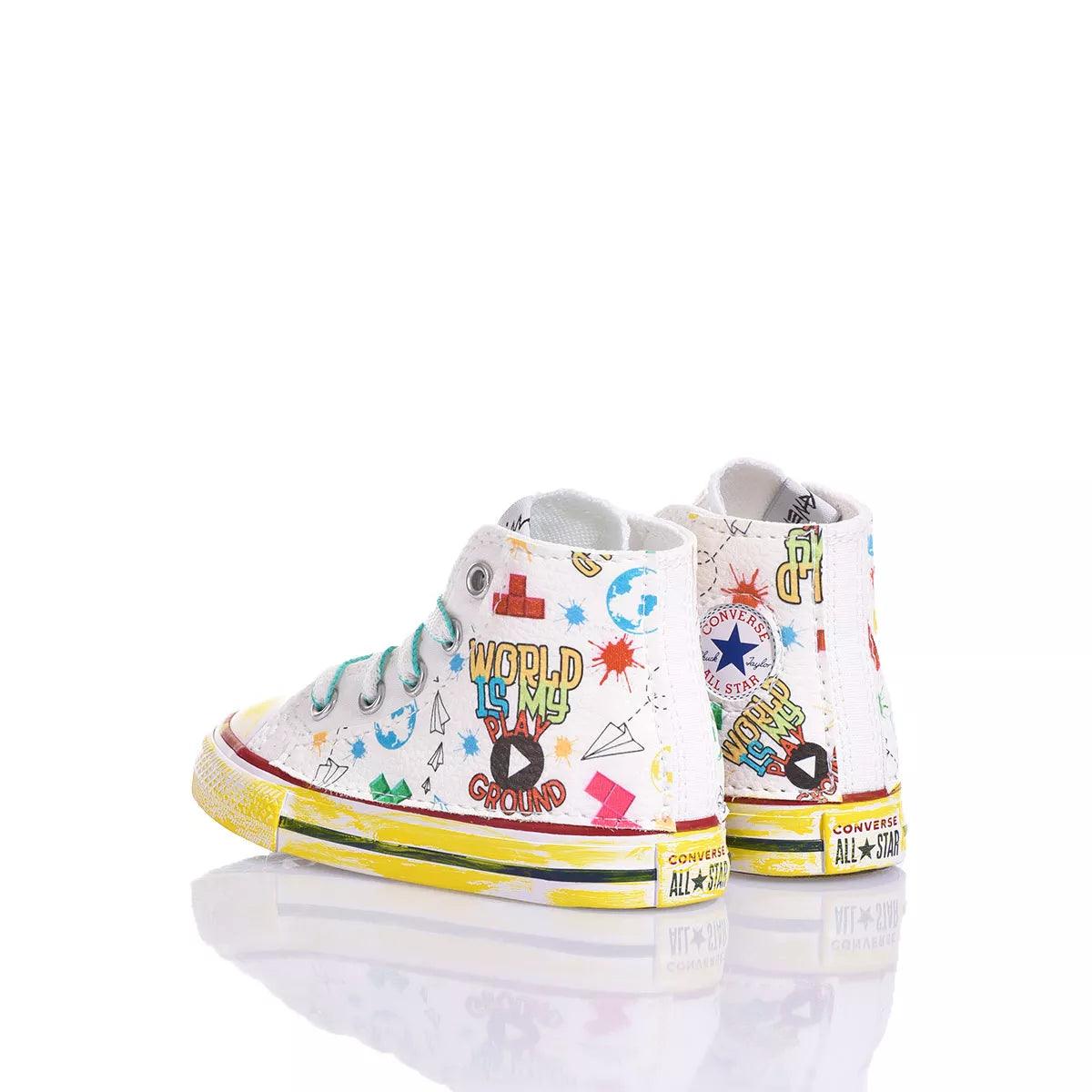 Sneakers alte bianche con disegni colorati, ideali per look casual premaman