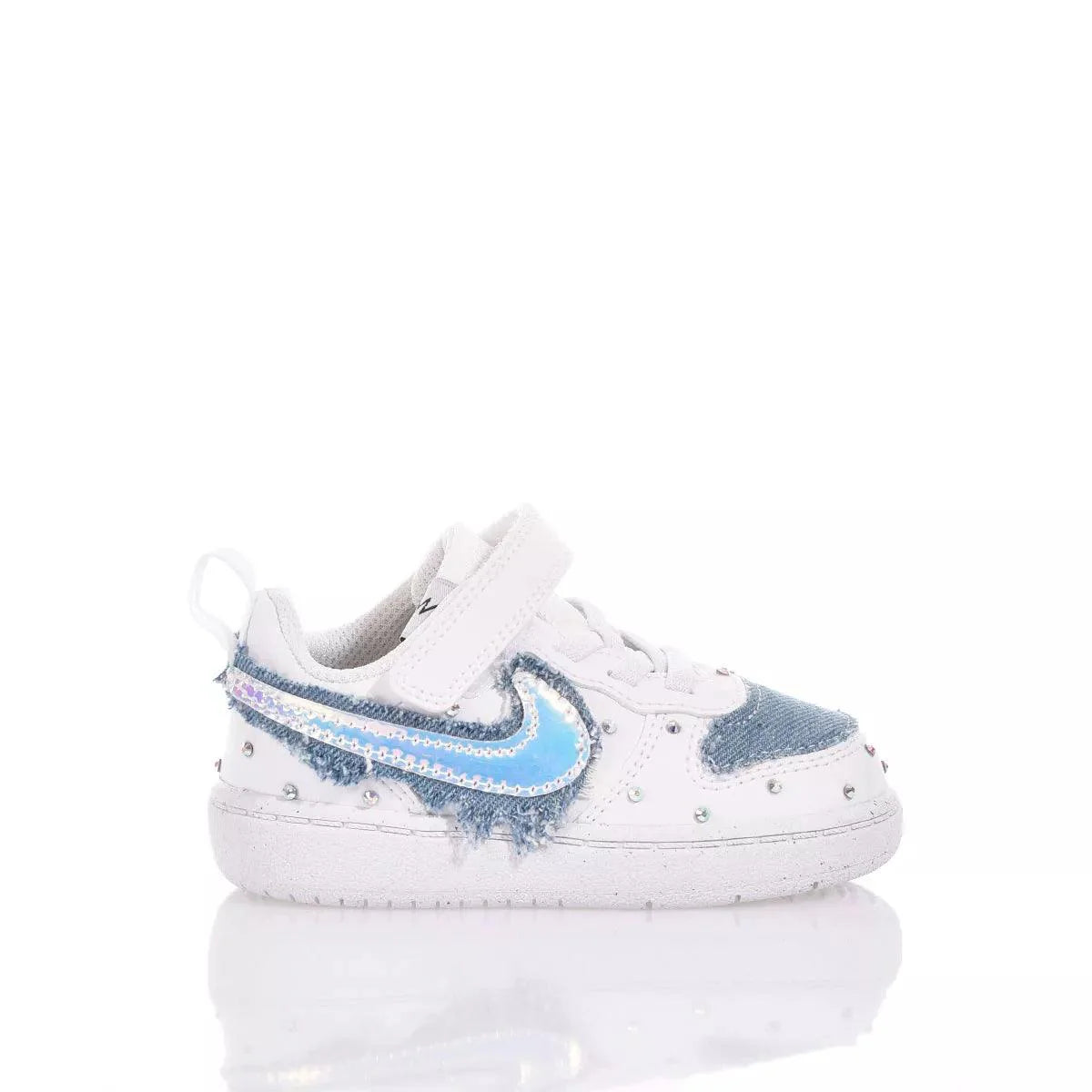 Scarpa da ginnastica bianca e azzurra per bambini con dettagli in denim e strass