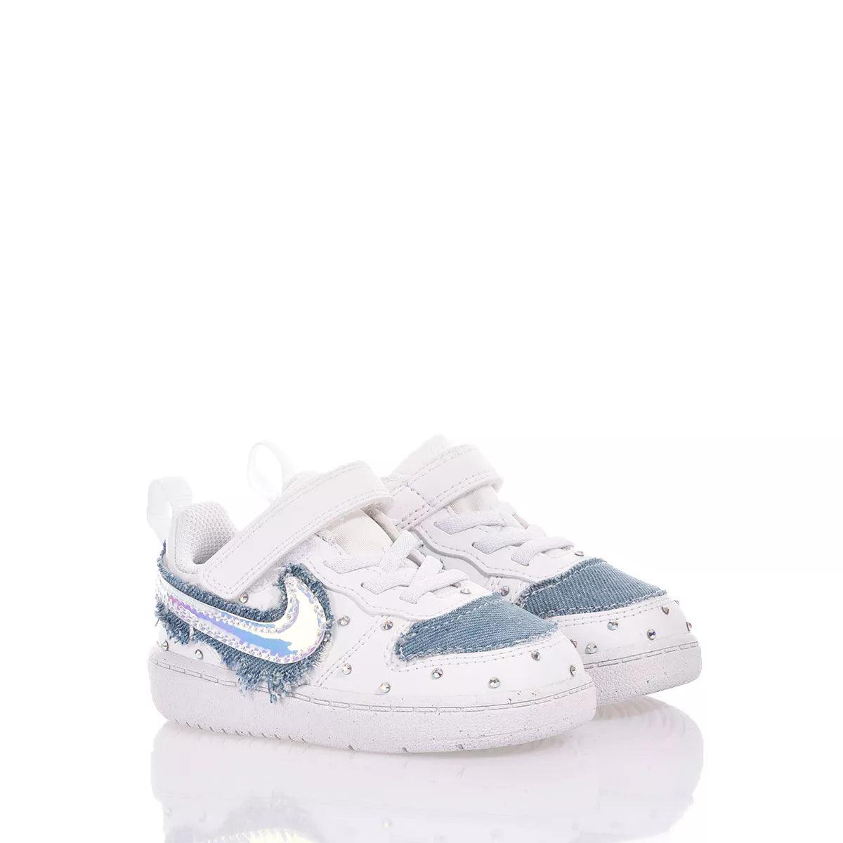 Scarpe bianche neonata con dettagli denim, ideali per outfit premaman e abbigliamento gravidanza