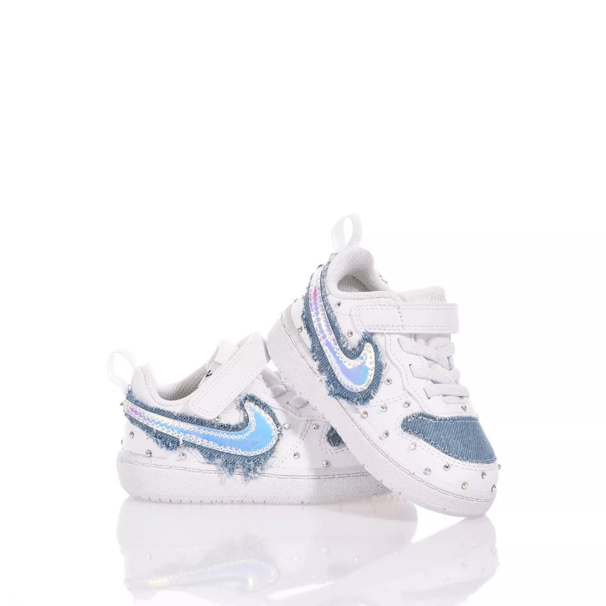 Scarpe bianche neonata con strass e dettagli azzurri, ideali per outfit premaman.