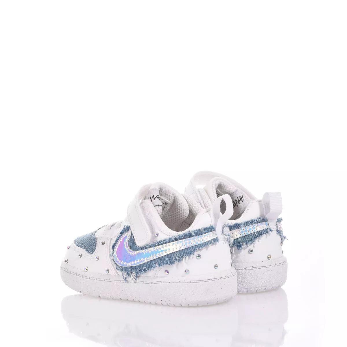 Scarpe bianche neonato con dettagli jeans e strass, ideali per abbigliamento premaman fashion