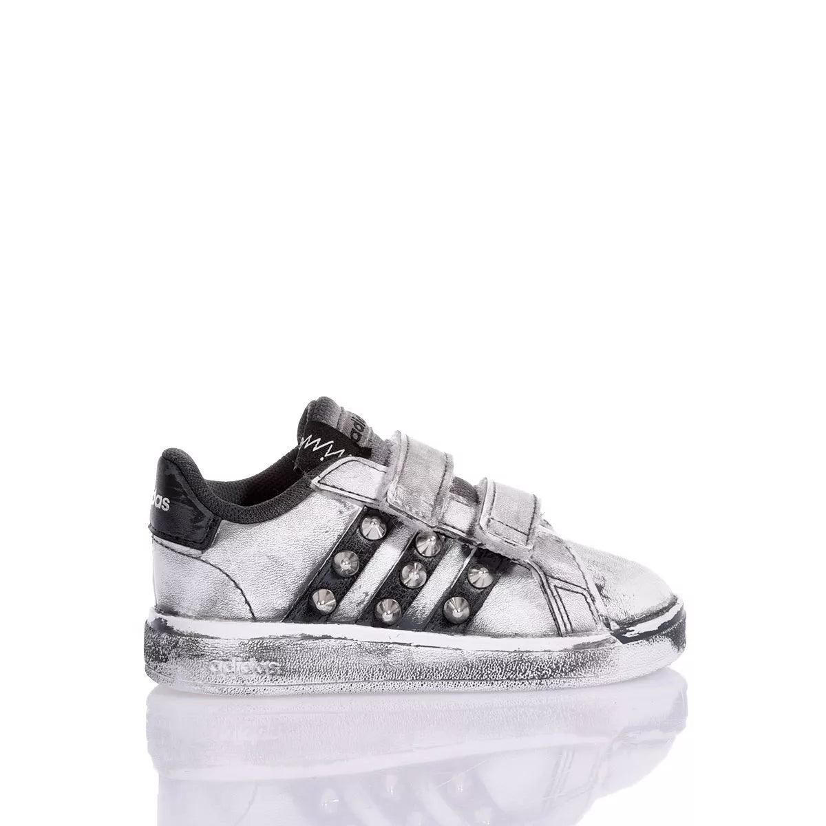Sneaker bambino argento con borchie laterali, design alla moda, scarpa comoda