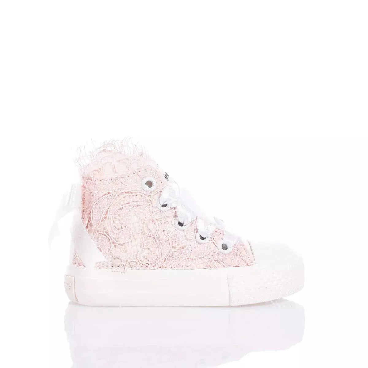 Sneaker alta rosa in pizzo con lacci bianchi, ideale per outfit premaman alla moda.