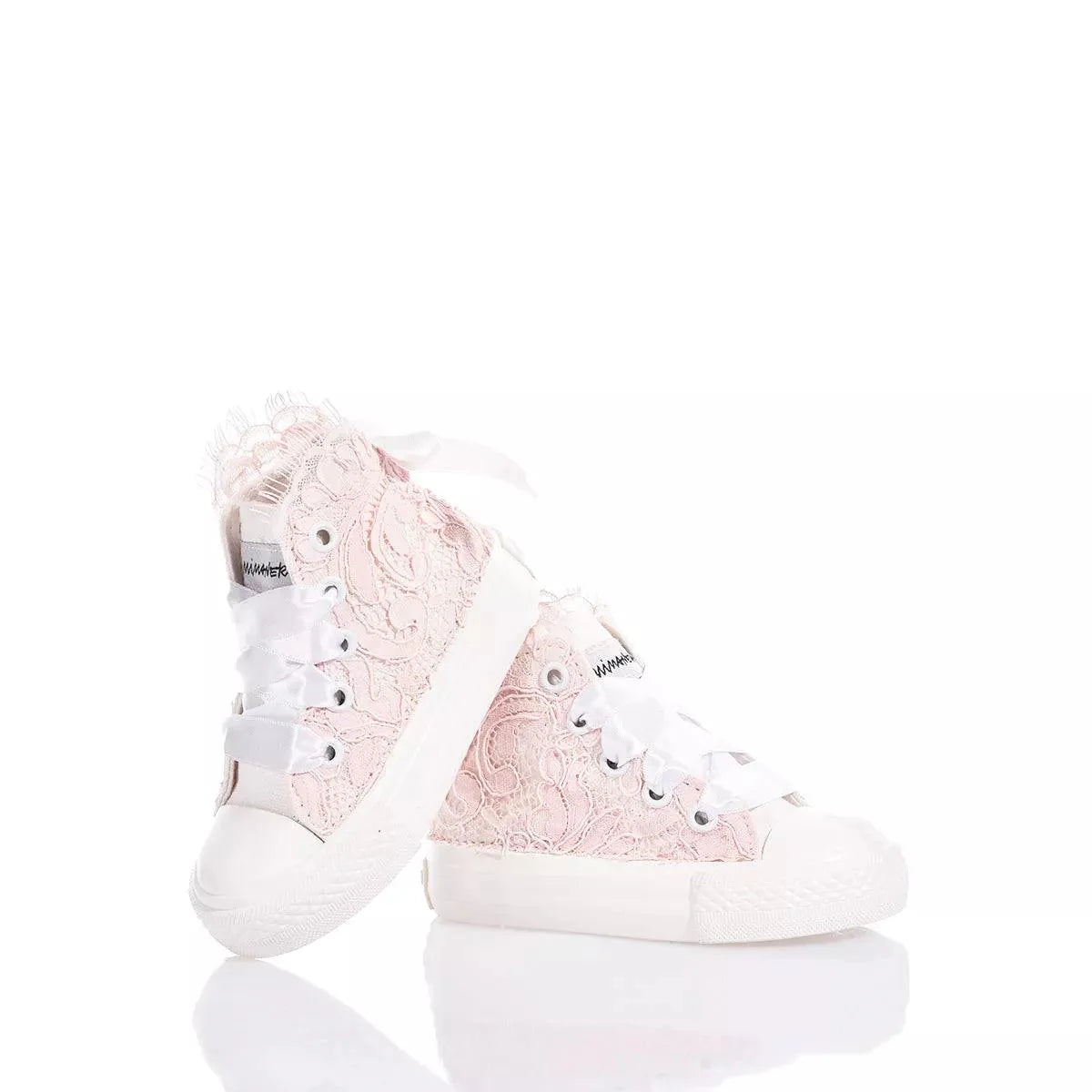 Scarpe rosa neonata in pizzo con fiocchi, ideali per abbigliamento premaman elegante