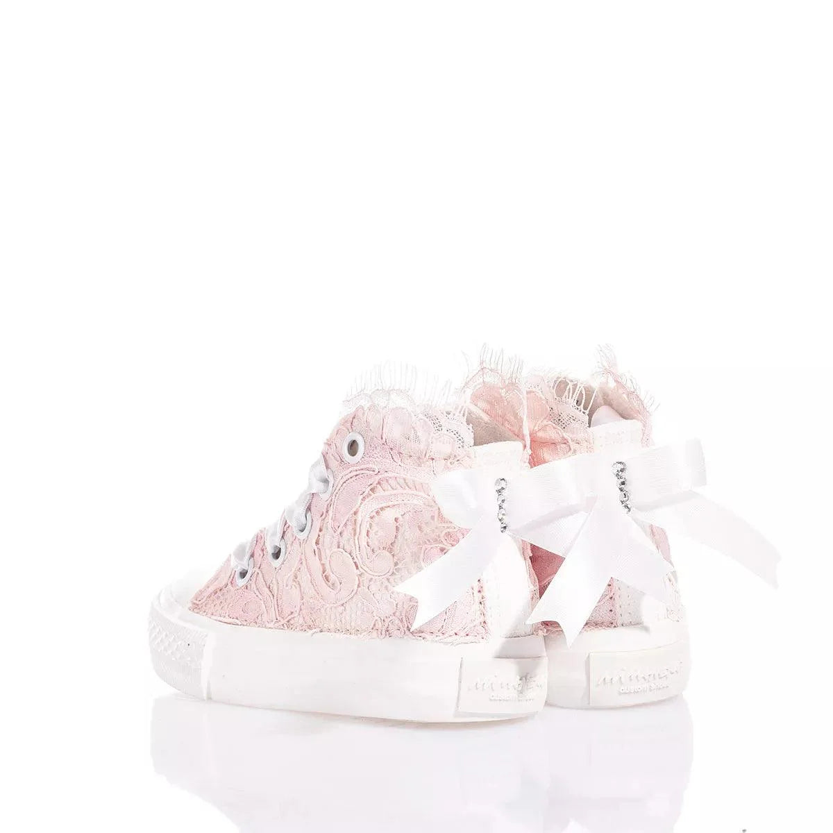 Sneakers rosa in pizzo e fiocchi bianchi per outfit premaman eleganti e confortevoli