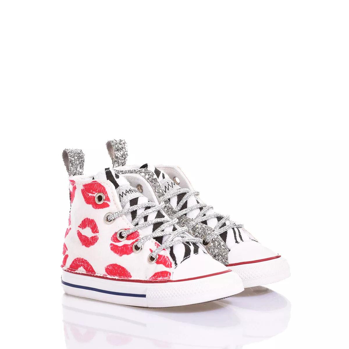 Sneakers bianche con stampa labbra rosse e dettagli glitter, moda premaman alla moda