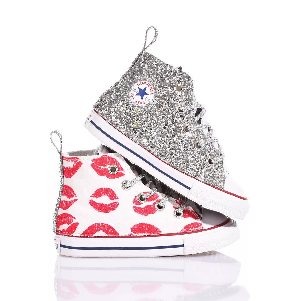 Sneakers premaman alla moda, una argentata con glitter e una bianca con stampa baci rossi.