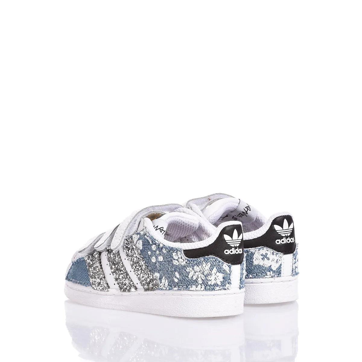 Scarpe bambino Adidas denim e glitter argento con strappi, fondo bianco, stile casual