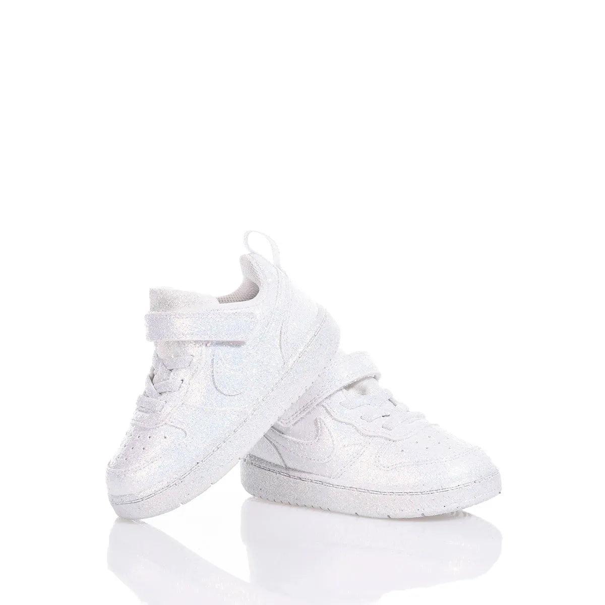 Scarpe bianche brillanti per bambini, ideali per abbigliamento premaman elegante