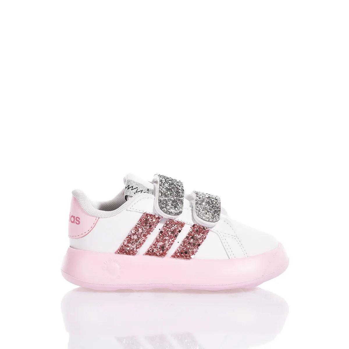 Scarpa da ginnastica bimba bianca con dettagli rosa e glitter, ideale per outfit premaman