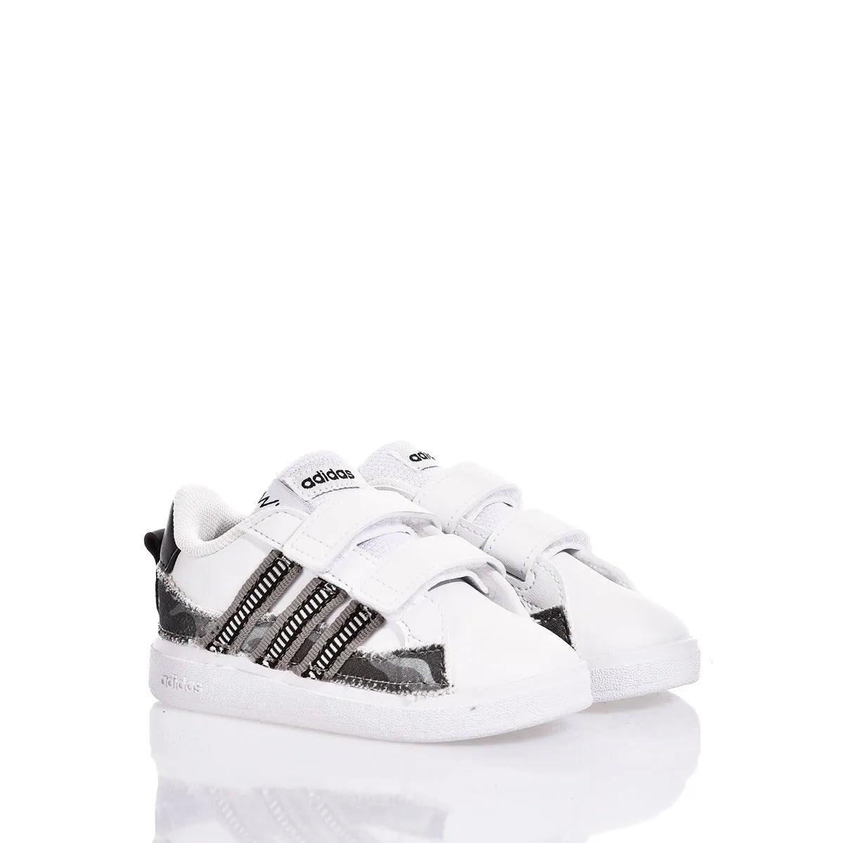 Scarpe bianche con strisce nere per bambini, ideali per look premaman casual e comfort