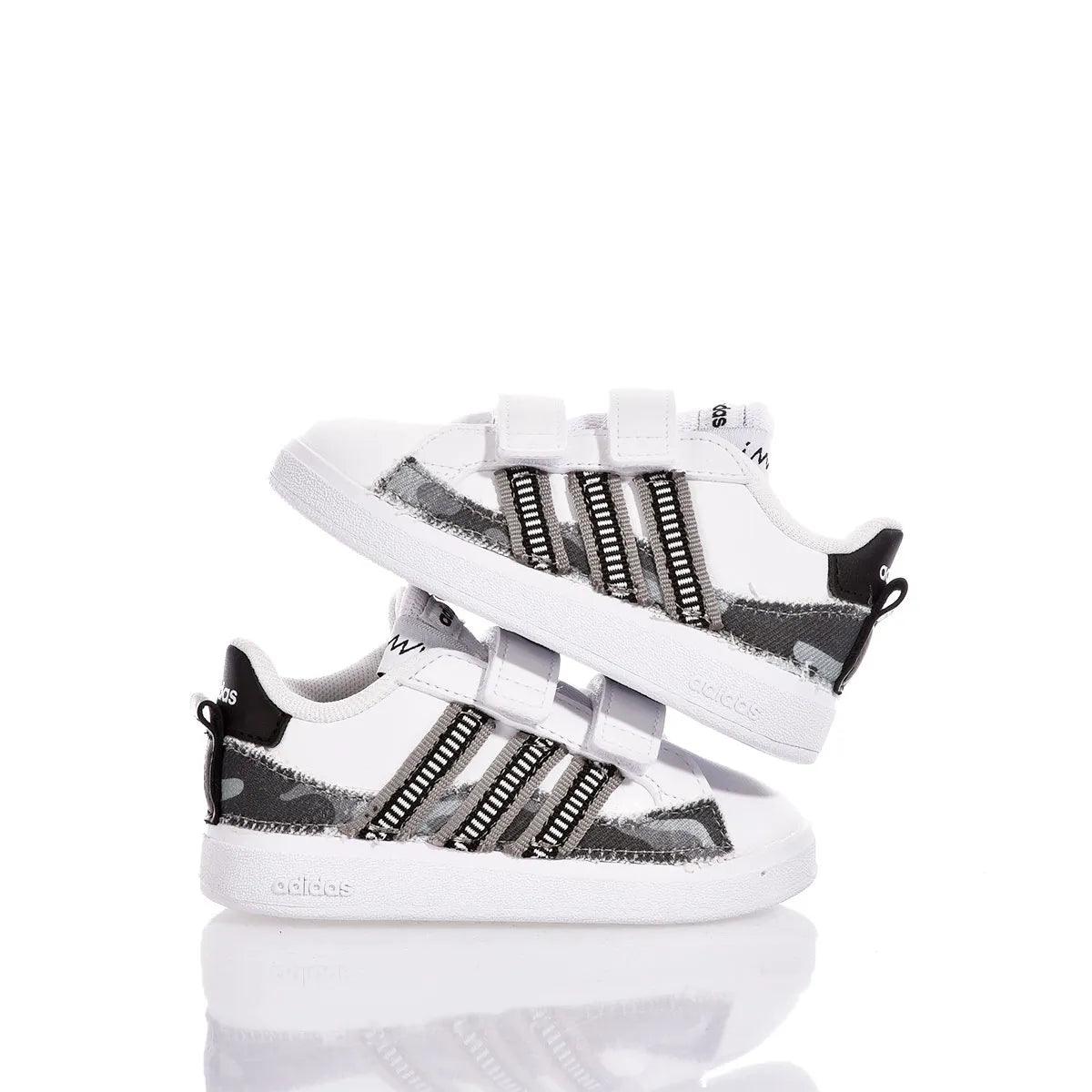 Scarpe sportive bianche bambina con dettagli neri, ideali per outfit premaman casual