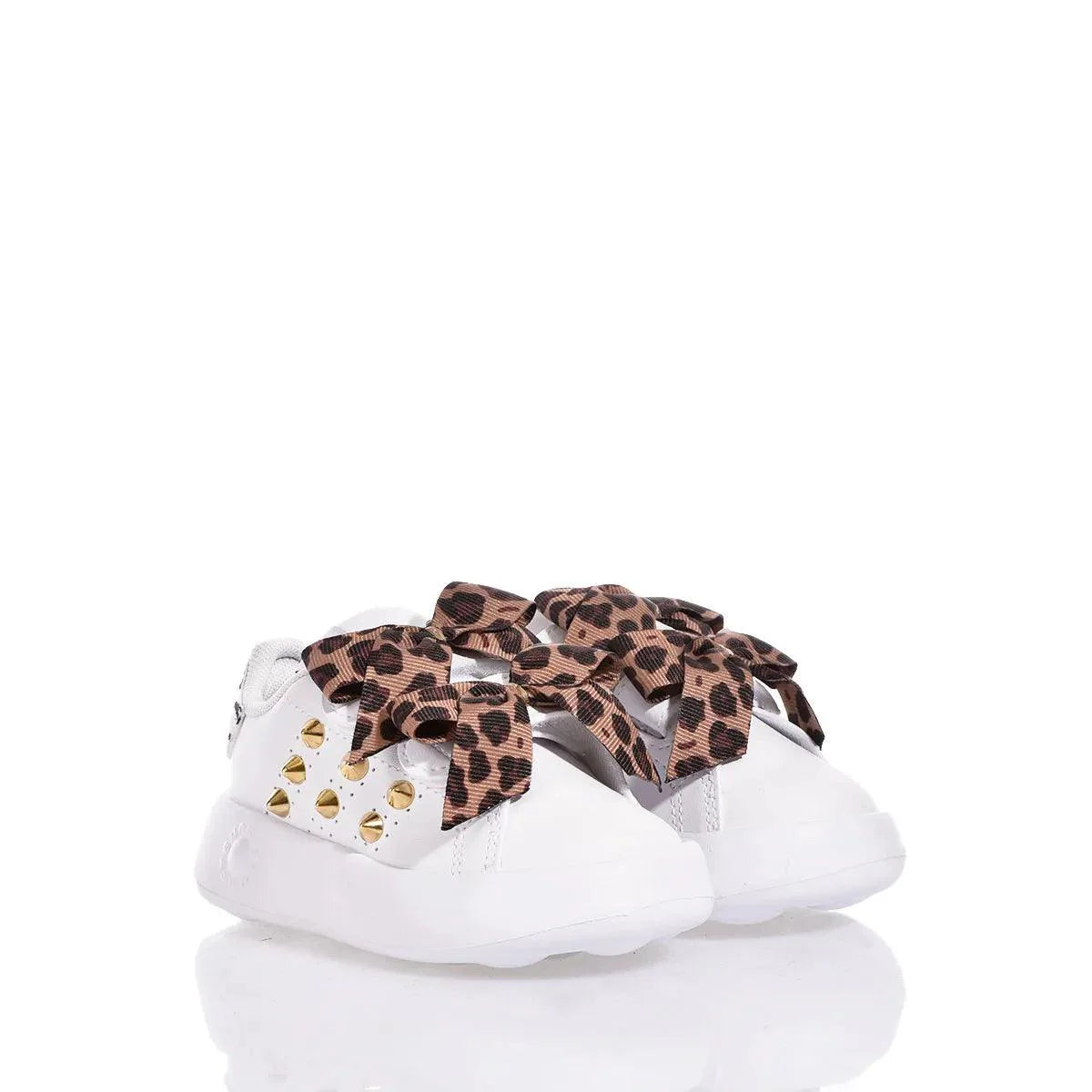 Scarpe bianche neonato con fiocchi animalier e borchie dorate, accessori premaman eleganti