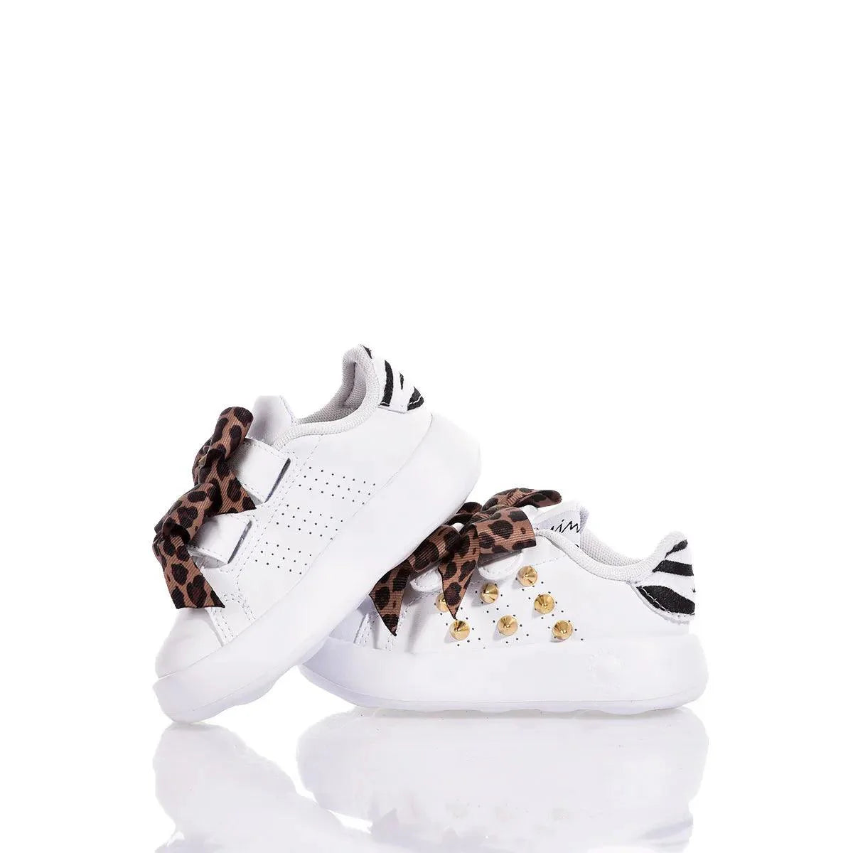 Scarpe bianche neonata con lacci animalier, ideali per outfit premaman e abbigliamento bambino.
